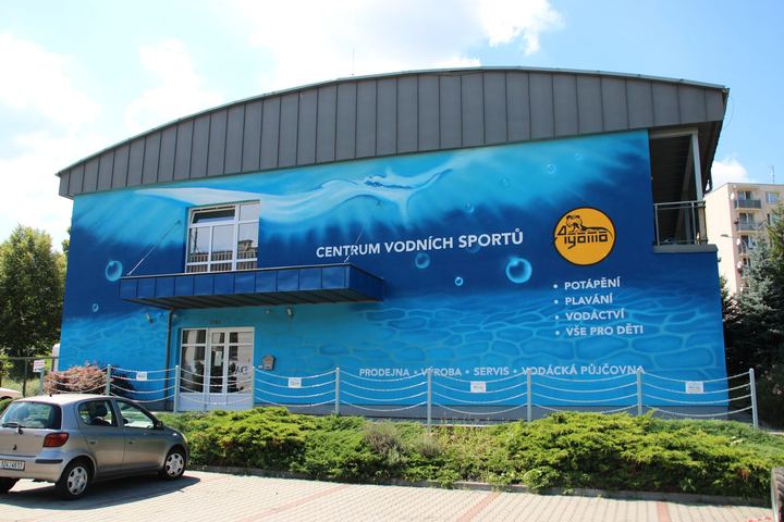 Celá budova Agama s malbou vody, bublin a nápisem Centrum vodních sportů