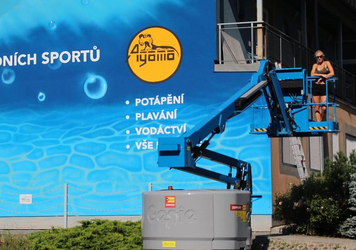 Malování loga a nabídky prodejny z pracovní plošiny