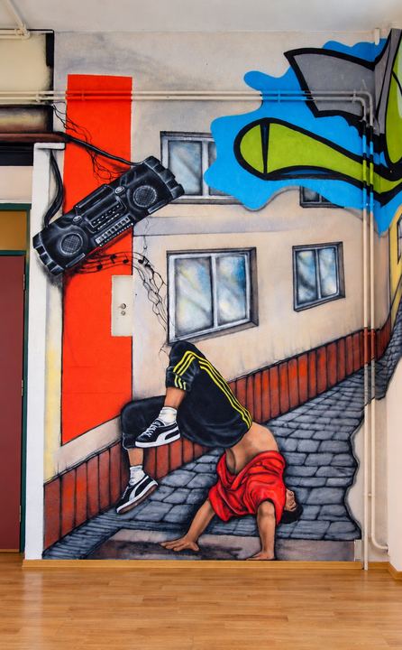 Breakdancer a boombox na malbě městské ulice v sále