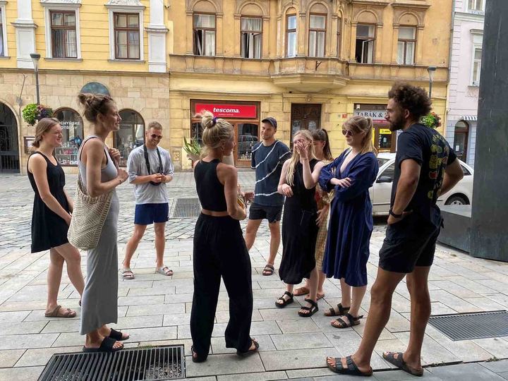Návštěvníci před galerií v Olomouci