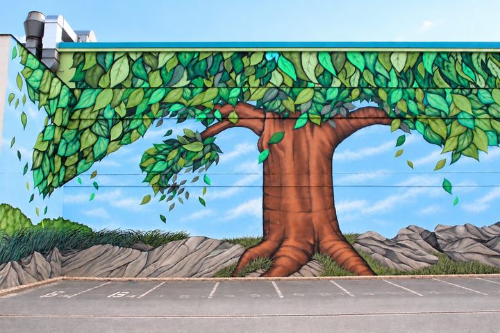 Murální malba velkého stromu s barevnými listy ve vnitrobloku Nagano Park