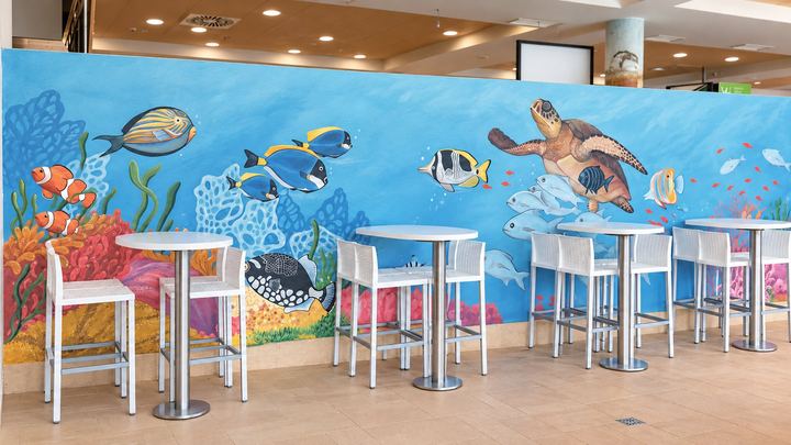 Podmořská malba s mořskou želvou za stoly restaurace