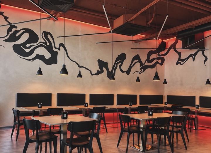 Černá organická linka s nápisem SMASH na stěně restaurace