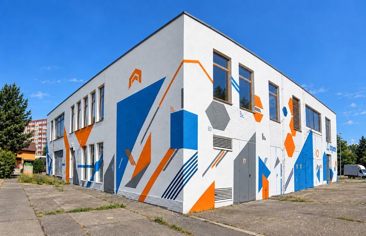 Pohled na nároží trafostanice s geometrickou malbou