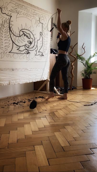 Tuftování koberce s tygrem na napnutém plátně