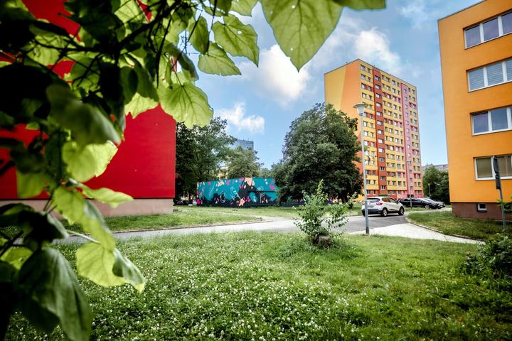 Malovaná stanice v zeleni sídliště