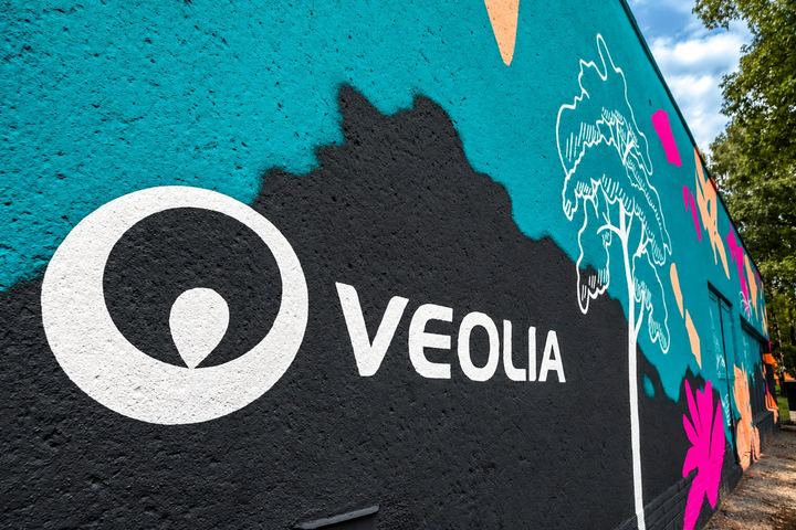 Logo Veolia a linková kresba stromu na stanici