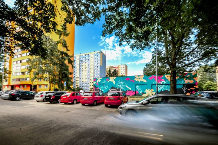 Malovaná stanice u parkoviště sídliště